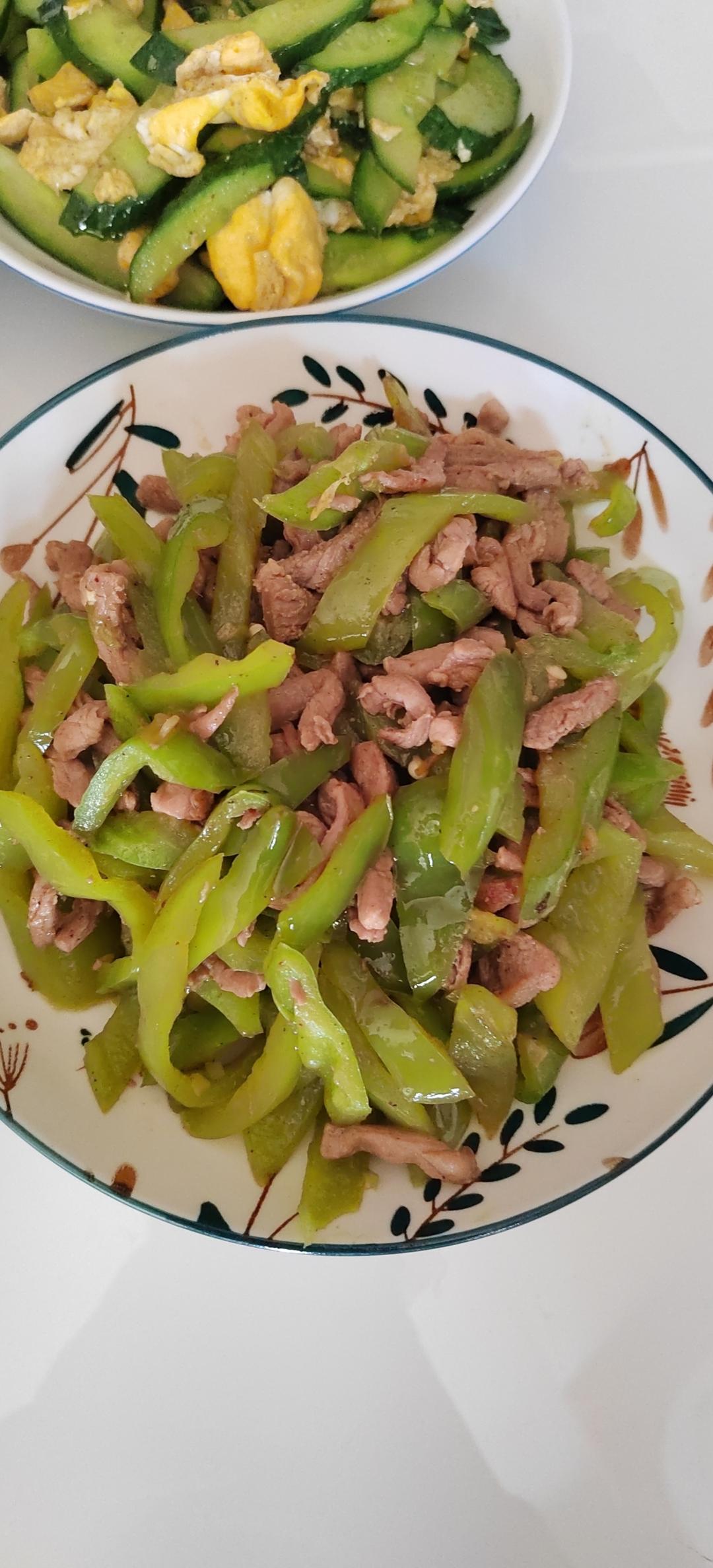 青椒肉丝，这样炒太好吃了。
