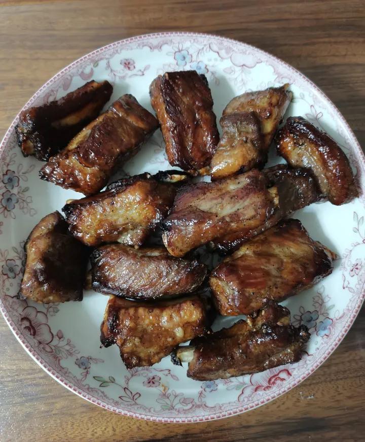 外焦里嫩！好吃到舔手指的蒜香烤排骨