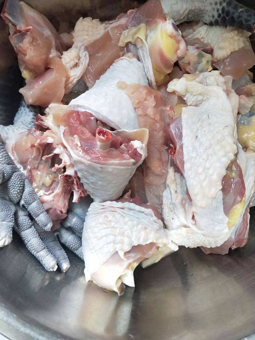 鸡在外面宰杀好,不要让杀鸡的剁,因为剁了就无法洗干净,而且鸡块也会