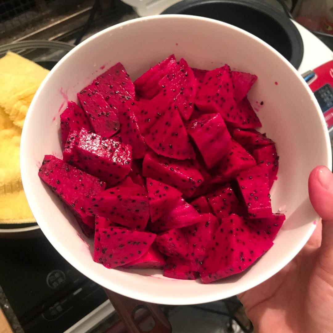 排毒养颜的红心火龙果酸奶