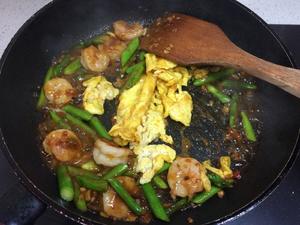 《昨日的美食》之干烧虾仁佐芦笋炒蛋的做法 步骤10