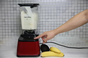 香蕉牛油果奶昔的做法 步骤3