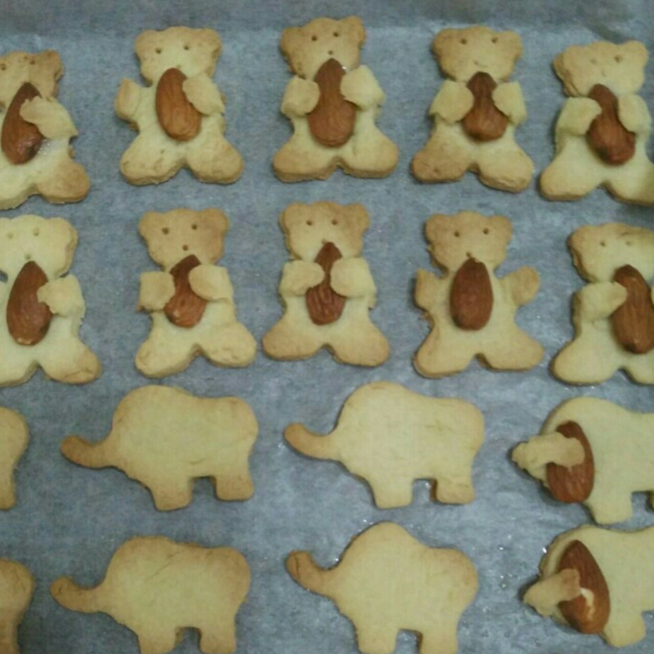 抱杏仁的小熊（造型饼干）