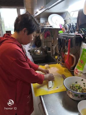猫家厨房~老爸教的老法油渣葱花饼的做法 步骤9