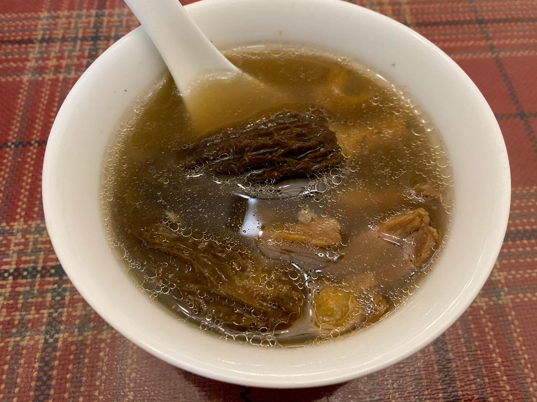 羊肚菌炖排骨汤