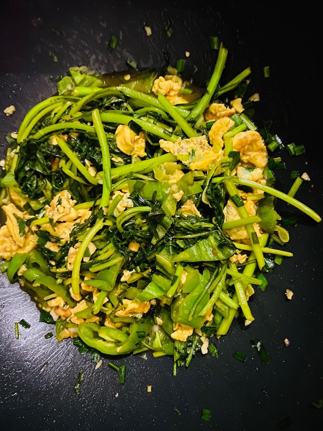 自创的蛋炒皇帝菜(茼蒿)很香的做法