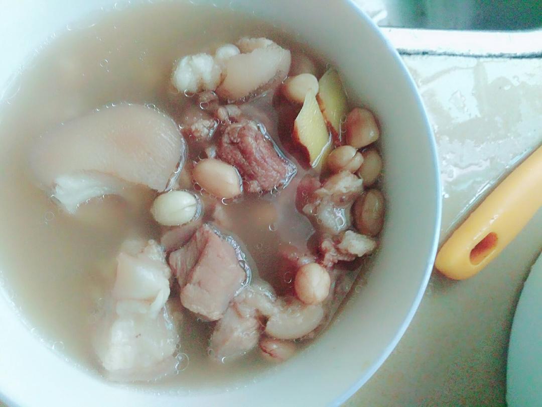 用电饭煲炖的花生猪脚