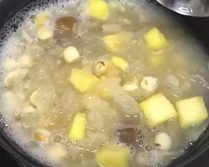 银耳莲子菠萝甜汤的做法 步骤5