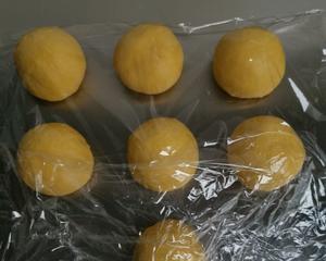 双享南瓜椰蓉小面包的做法 步骤4