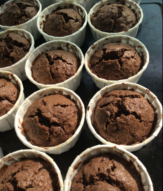 超润巧克力纸杯蛋糕（非常适合裱花、盖糖皮的cupcake方子）