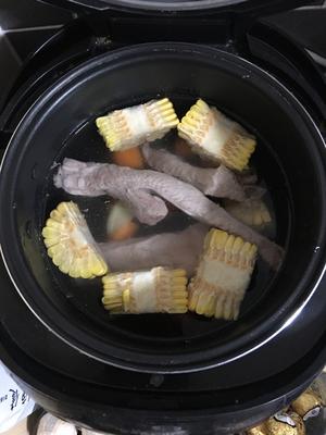 准备时间五分钟的玉米排骨汤的做法 步骤4