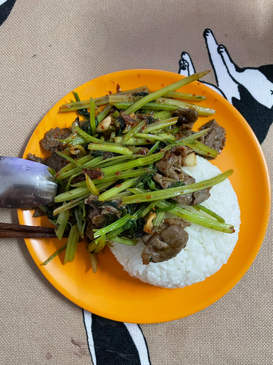 牛肉炒芹菜(不老不柴嫩滑多汁)