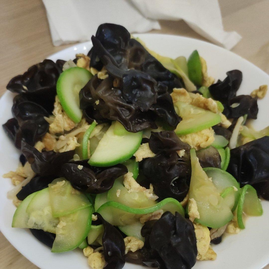 西葫芦炒鸡蛋(从不修图，拒绝夸张)