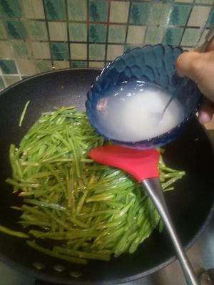 翠绿美味的蒜香扁豆丝的做法 步骤4