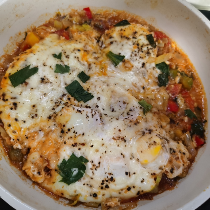 无上限的改良北非蛋Shakshuka“番茄酱+荷包蛋，撒点辣椒加点蒜”
