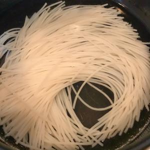 简单快手的榨菜肉丝汤粉的做法 步骤4
