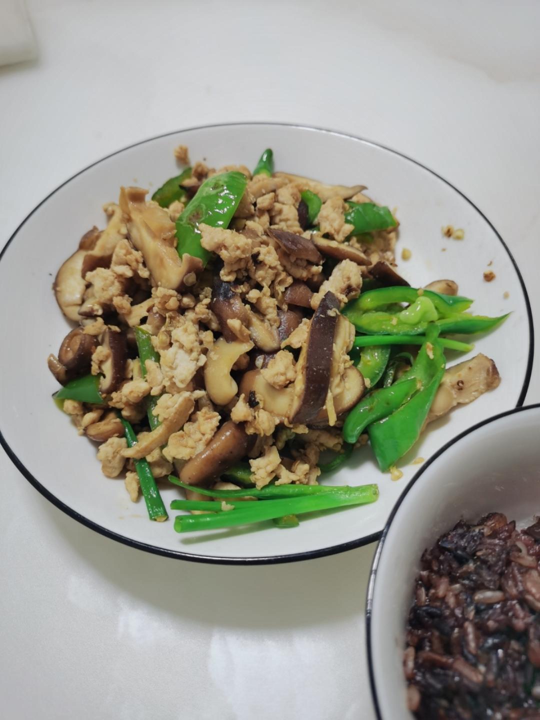 香菇炒鸡胸肉