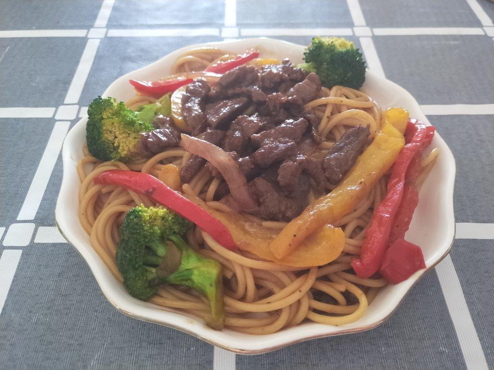 黑椒牛柳炒意面