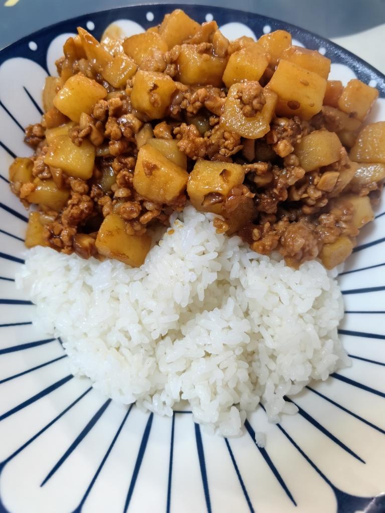 香菇土豆炖肉沫