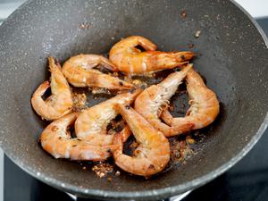 黄油盐煎大虾，口感丰富做法简单的做法 步骤6