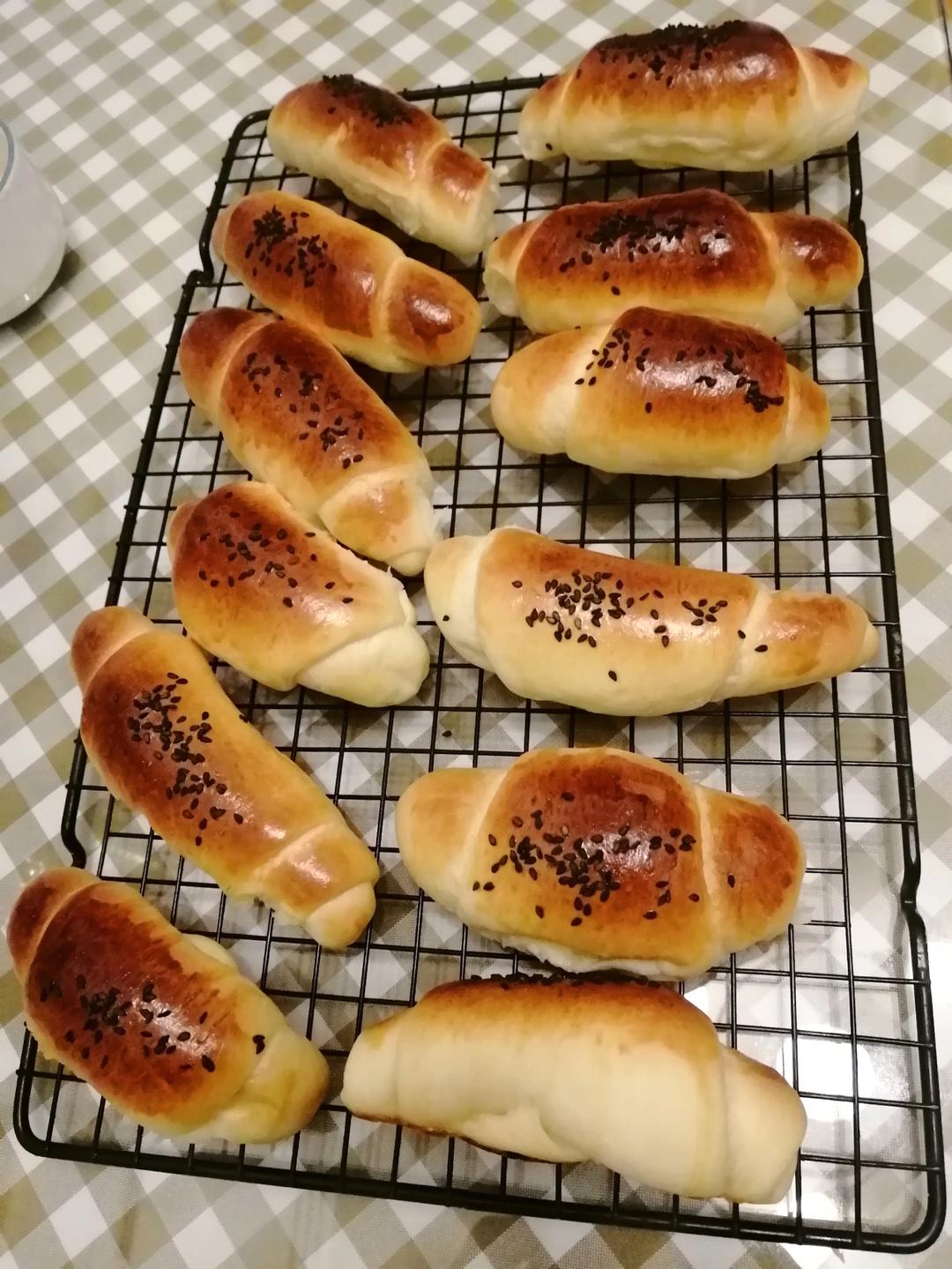 新年第一烤：黄油面包卷儿