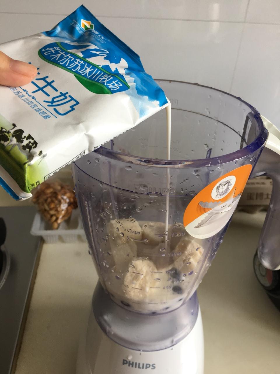蓝莓香蕉奶昔