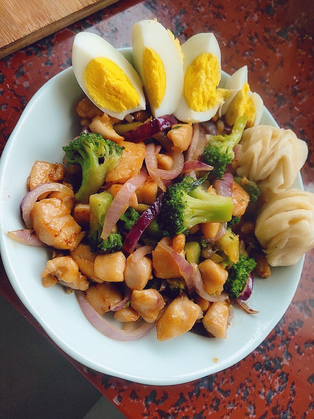 鸡胸肉炒西兰花