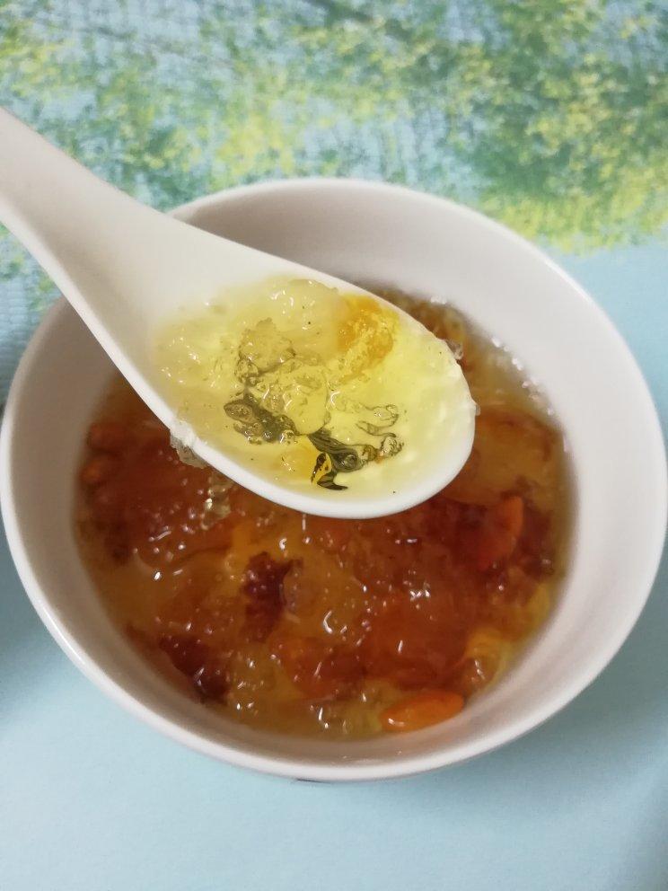 桃胶皂角米炖雪燕