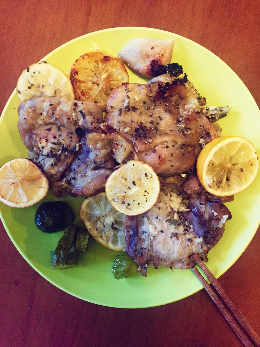 蒜香柠檬烤鸡腿排的做法