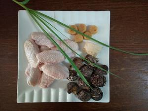 鲜美的花菇干贝炖鸡汤（鸡翅中版）的做法 步骤1