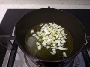 皮蛋黄瓜凉拌菜（自己调蒜酥汁）的做法 步骤4