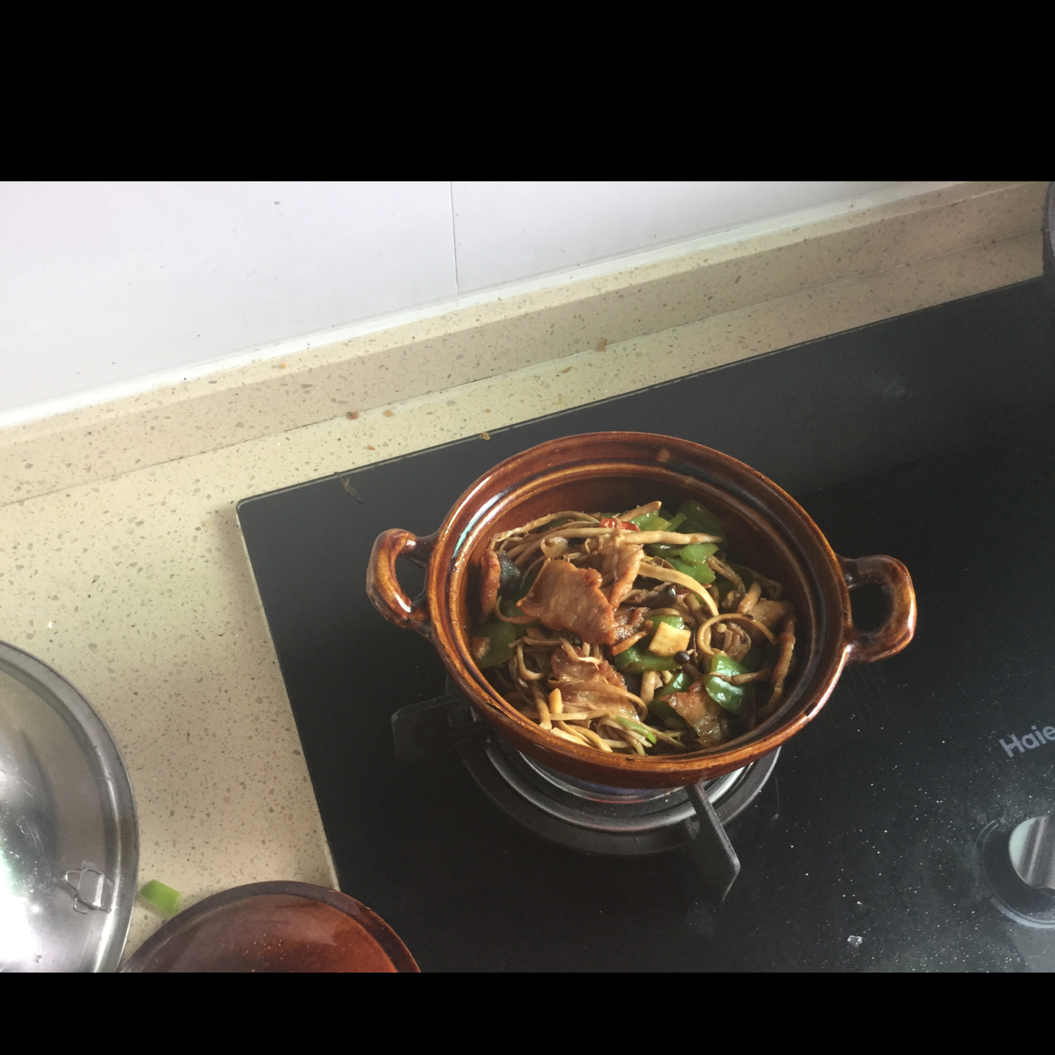五花肉干锅茶树菇