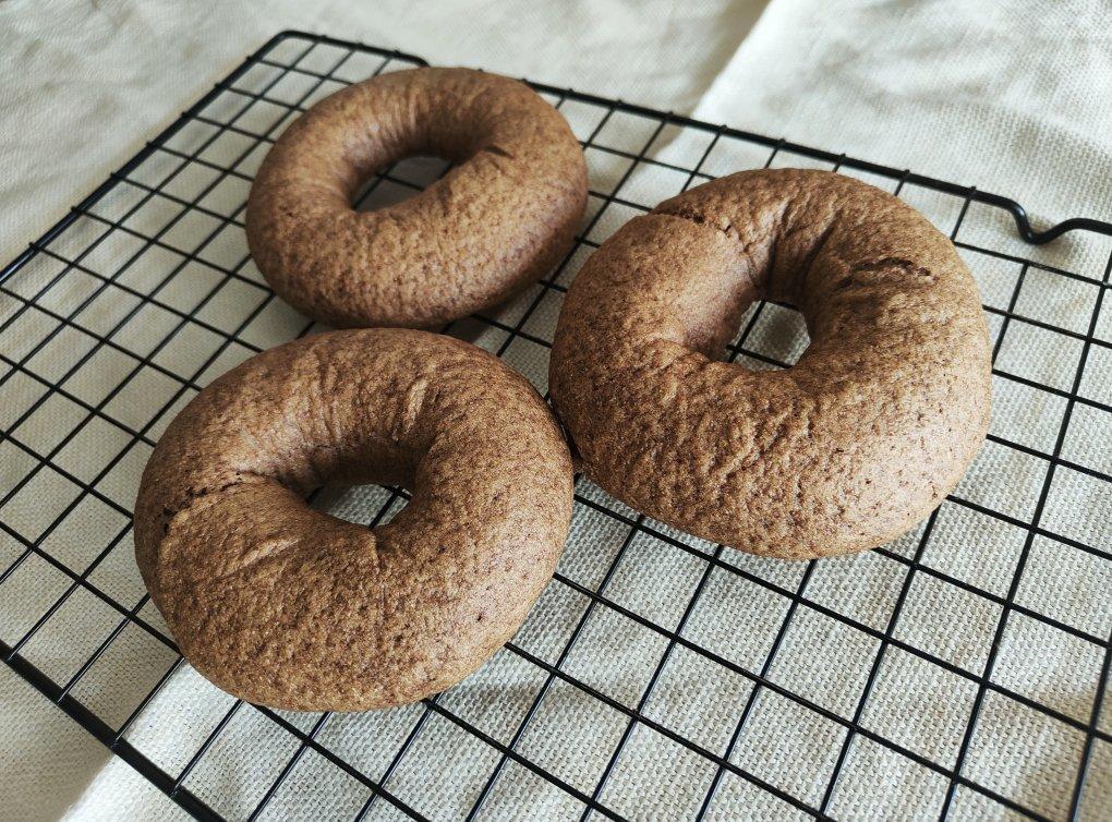 新手友好的无糖无油100%黑全麦贝果