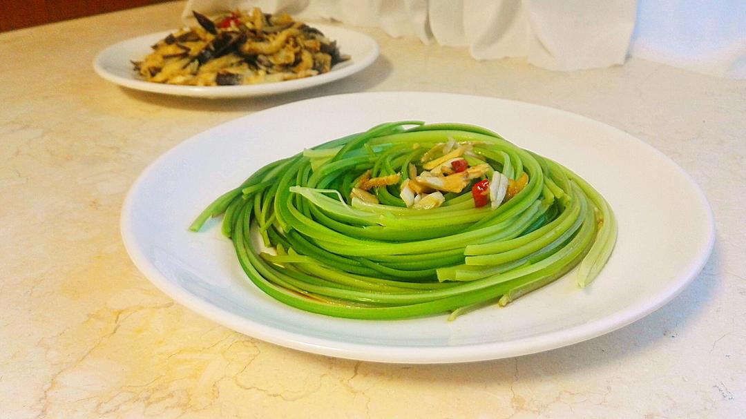 手撕蒜薹