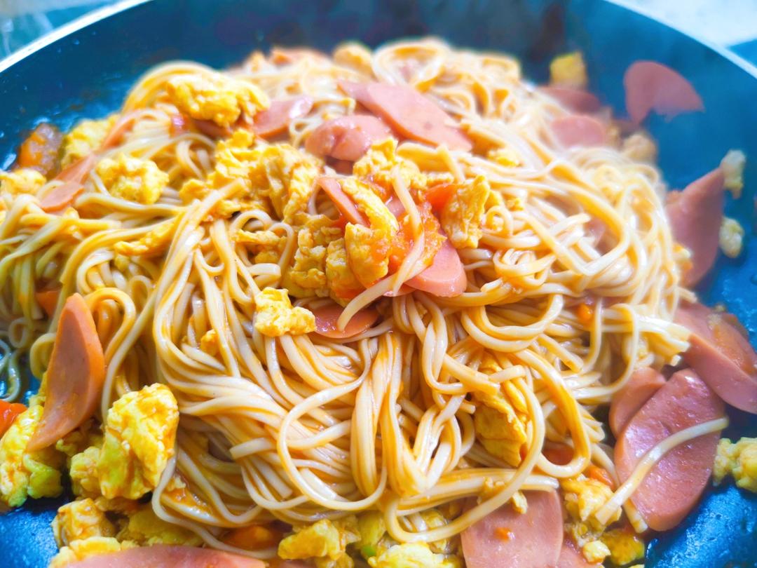 五分钟搞定❗️好吃到舔盘茄汁火腿鸡蛋焖面