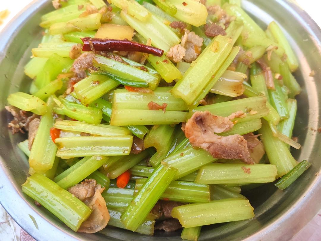 香芹炒肉家常下饭菜！