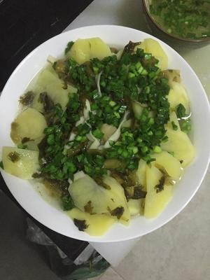 雪菜土豆拌韭菜汤面的做法 步骤7