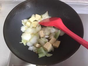 白菜炖冻豆腐的做法 步骤3