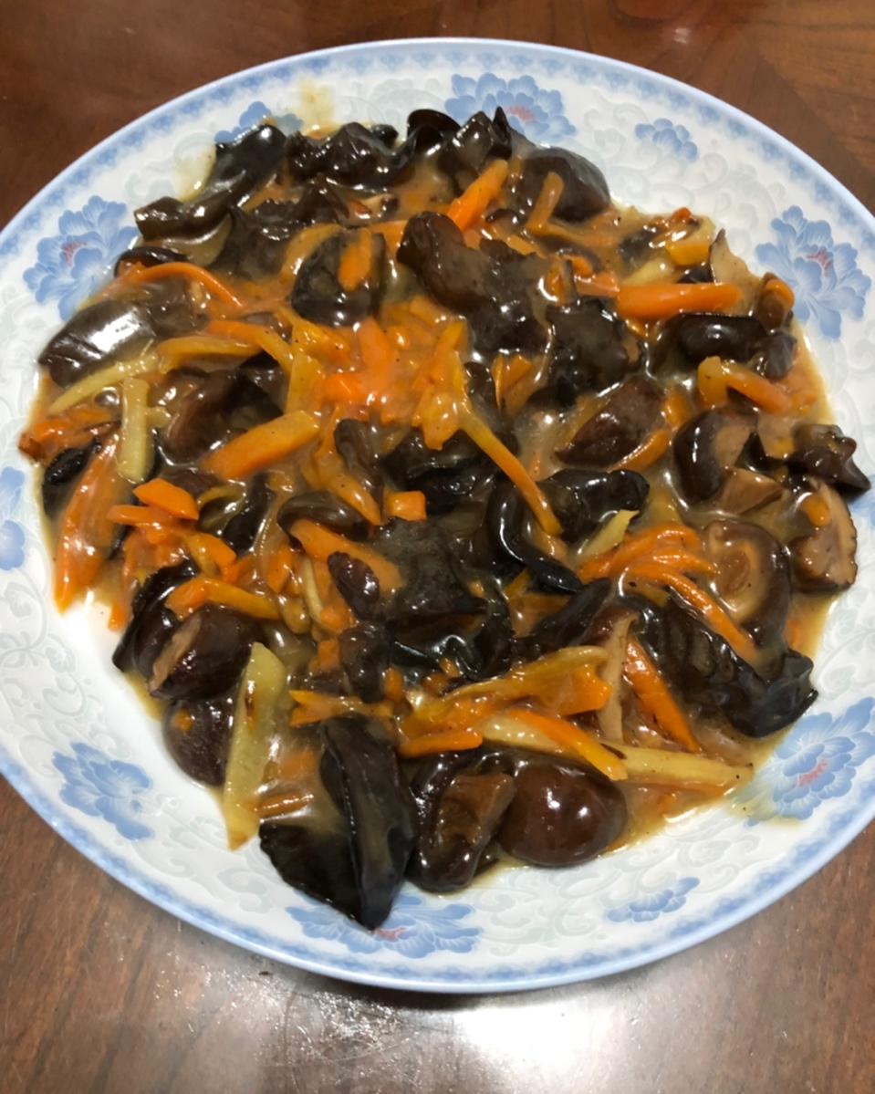 胡萝卜香菇炒木耳