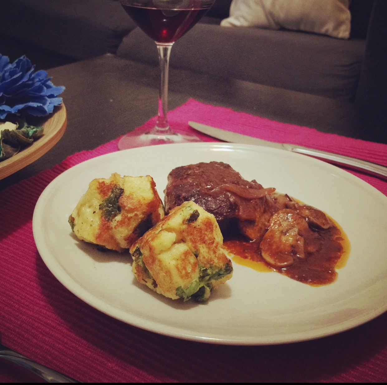 红酒炖牛肉 配法棒丸子｜一条视频