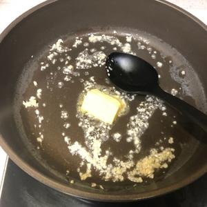 蒜香黄油青口的做法 步骤3