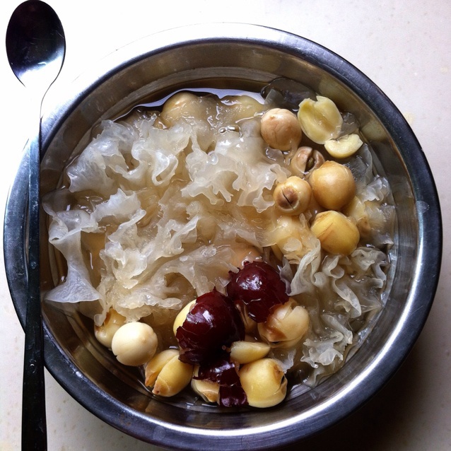 银耳莲子汤