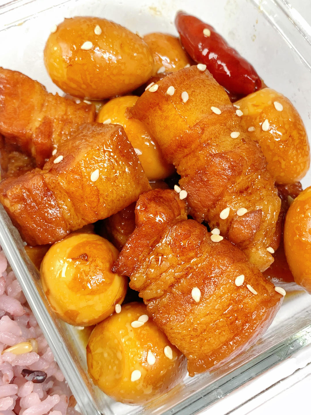 今日菜谱：红烧肉鹌鹑蛋的做法