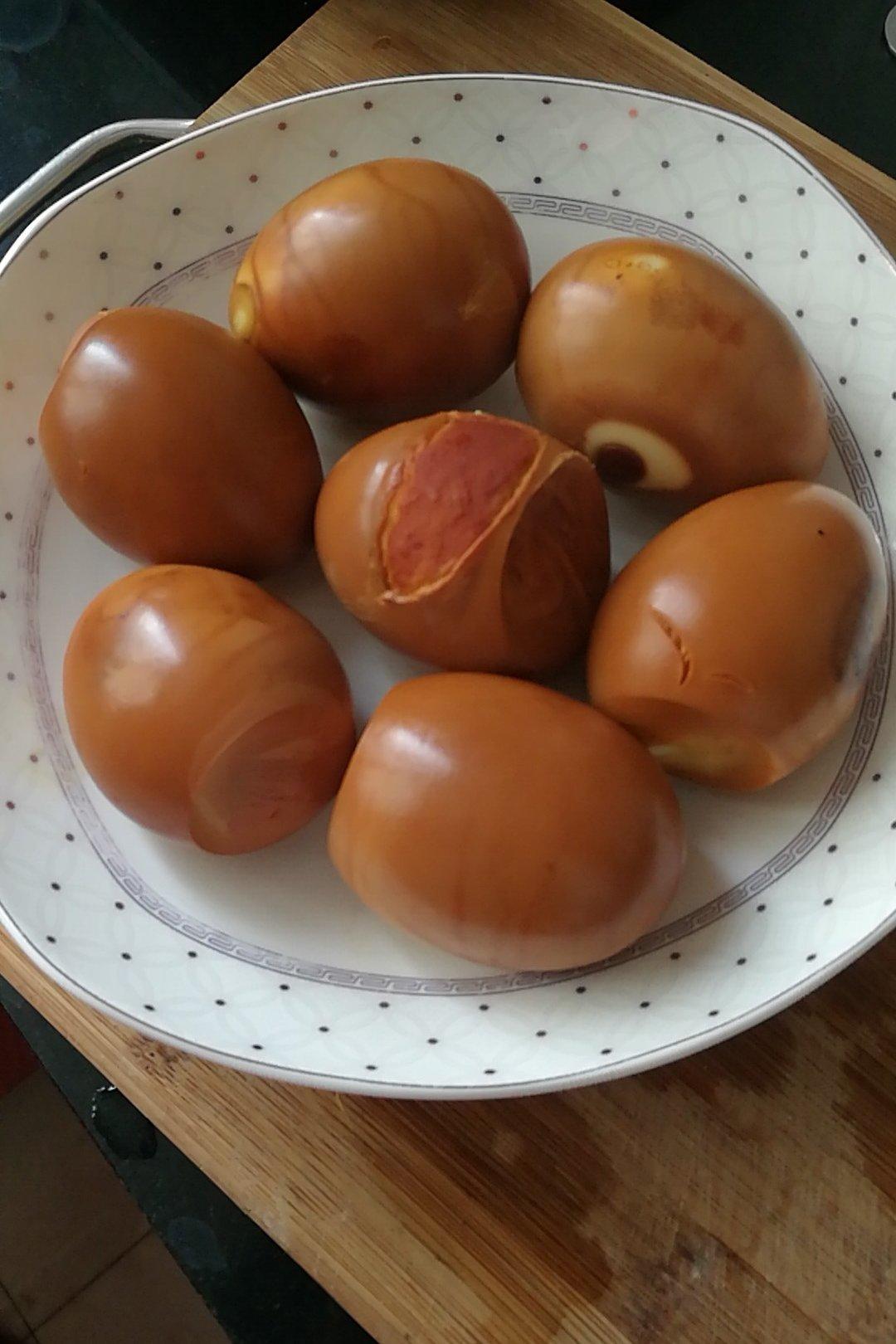 牛妈妈滴小厨房做的熏鸡蛋