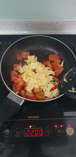 甜的西红柿炒鸡蛋的做法 步骤2