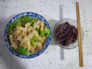 尖椒干豆腐炒肉的做法 步骤2