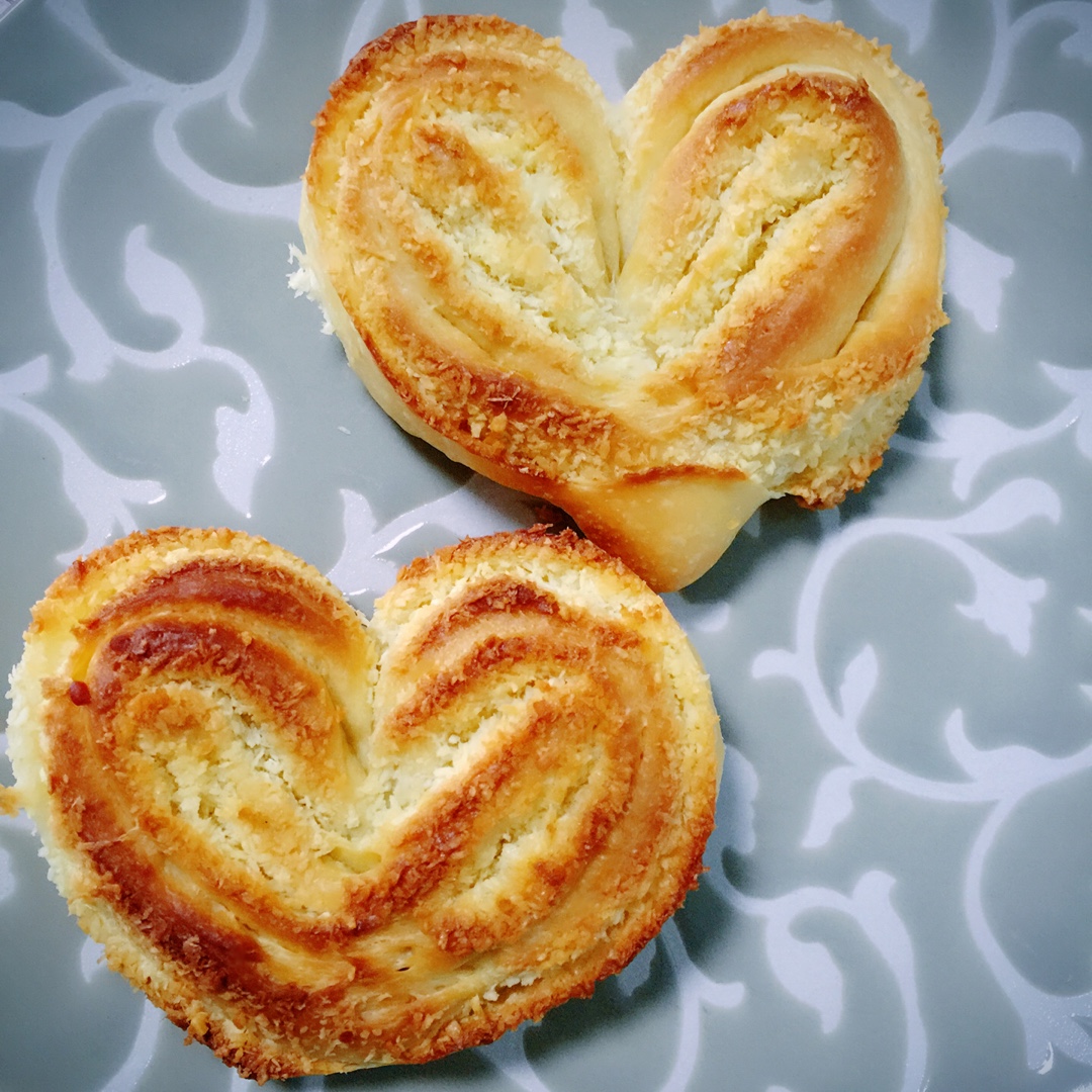 努力的八月做的心形椰蓉面包