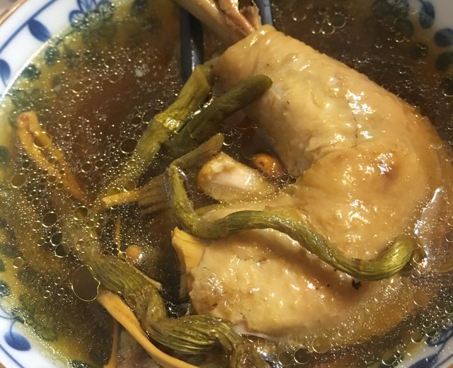 石斛灵芝片虫草花炖鸡腿汤的做法