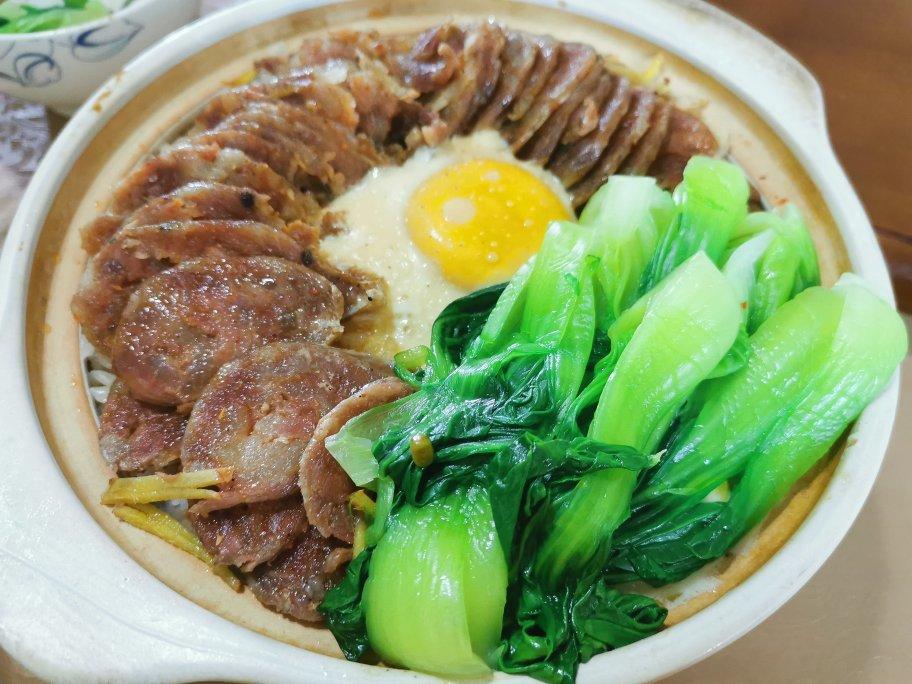 广式腊味煲仔饭