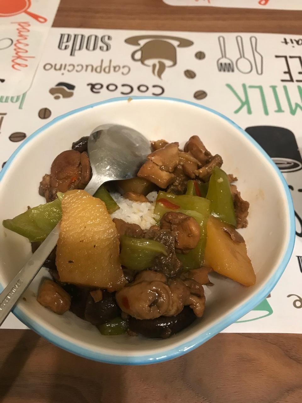 汤汁特浓的黄焖鸡米饭
